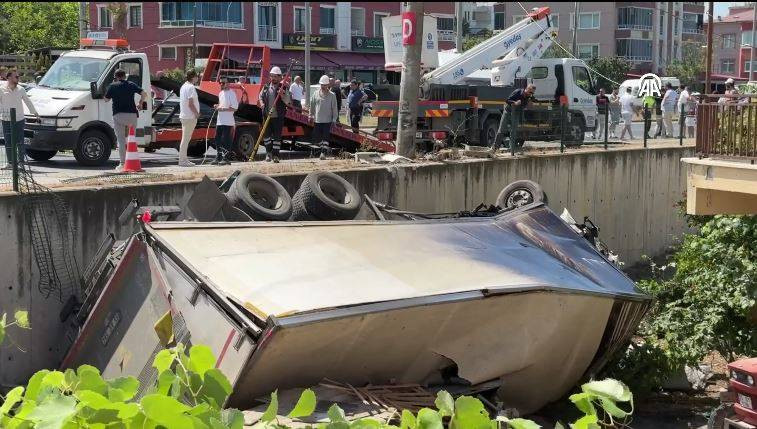 Kamyon evin bahçesine uçtu! Çok sayıda yaralı var - Resim: 23
